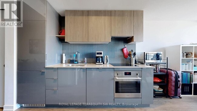 Building Photo - 161 Roehampton Ave