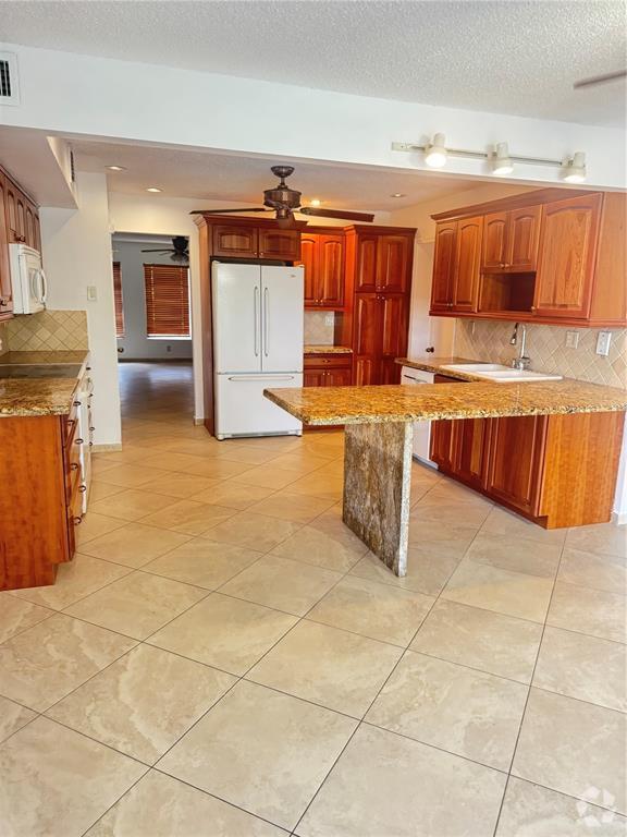 Building Photo - 3111 Coral Springs Dr