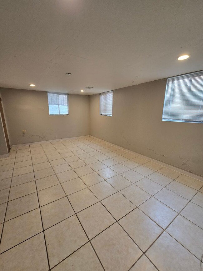Building Photo - Updated and Spacious 1-Bed, 1-Bath Apartme...