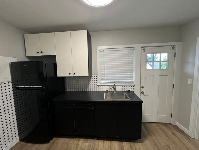 Building Photo - r3008unanderavev