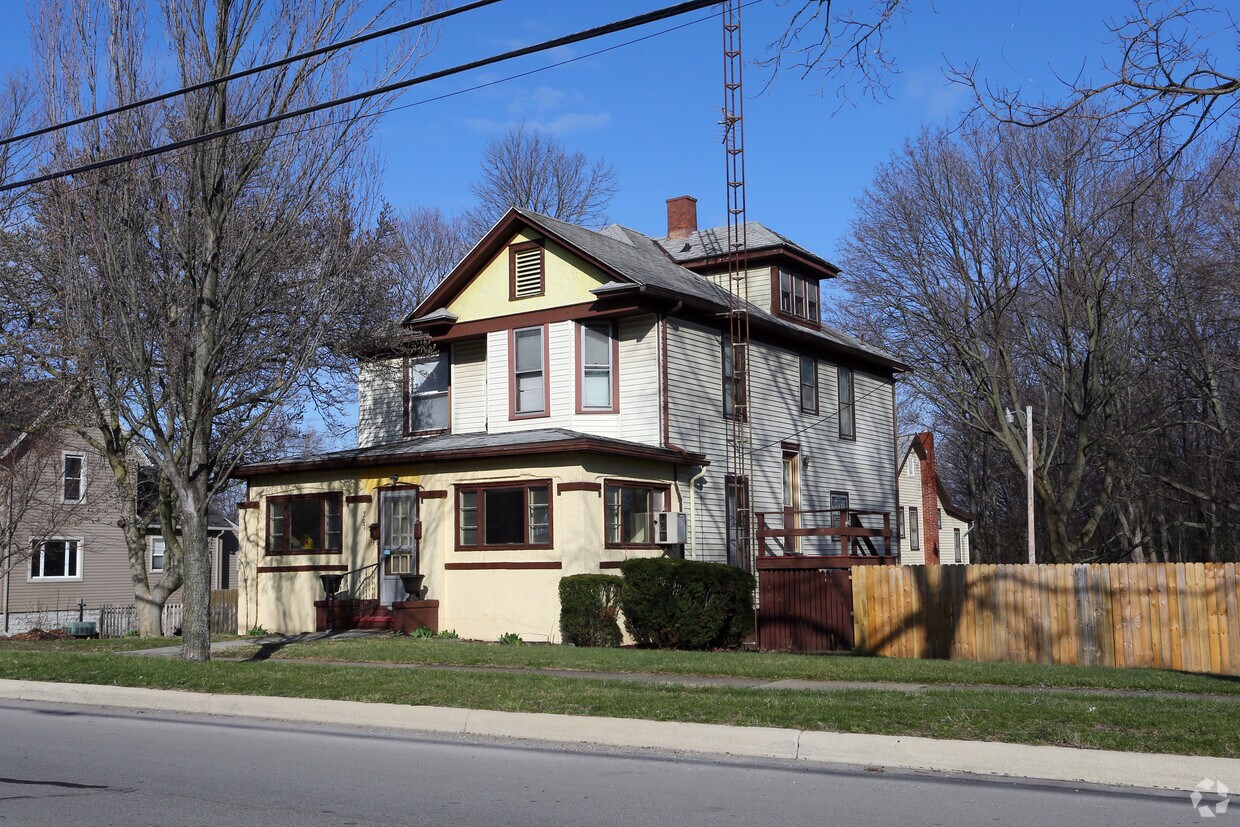 Building Photo - 267 E Main St