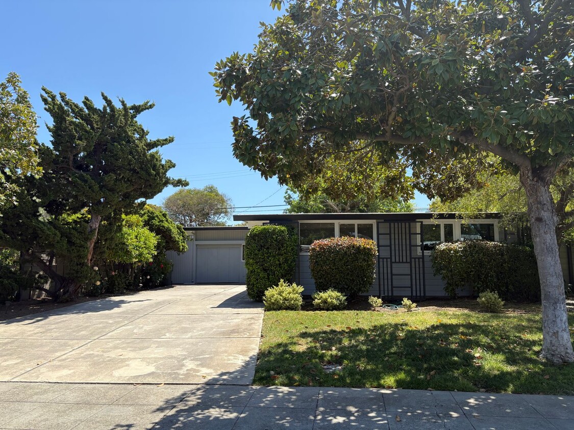 Foto principal - Lovingly Maintained 3 Bed, 2 Bath Home in ...