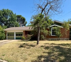 Building Photo - 2711 Little John Ln
