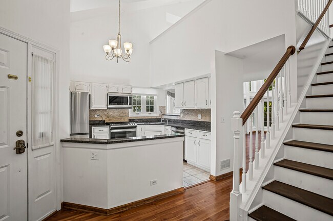 Foto del edificio - 807 Fairmont Ct