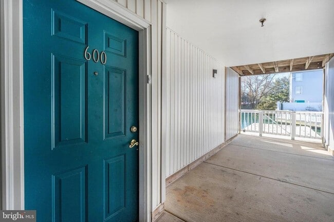 Building Photo - 600 Waters Edge Dr