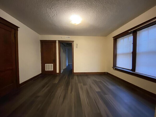 Building Photo - 513 Prospect Ave