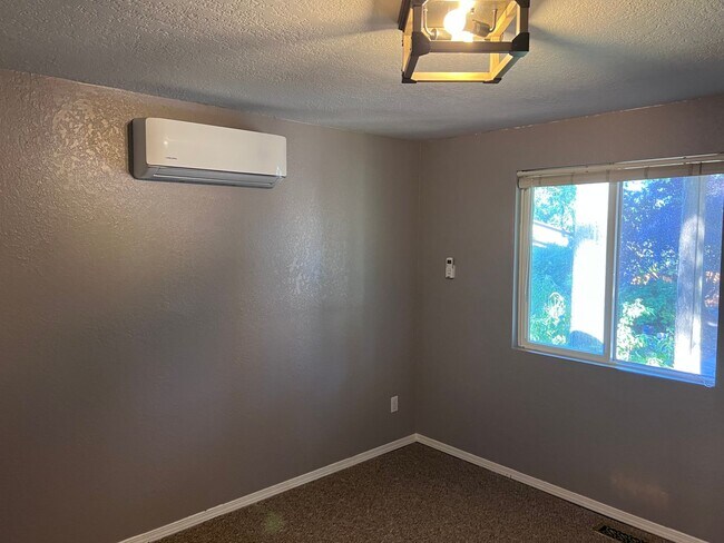 Building Photo - Beautiful Mid-Century Tri Level in quiet n...