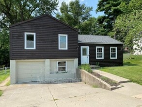 Building Photo - 1519 NE Englewood Rd