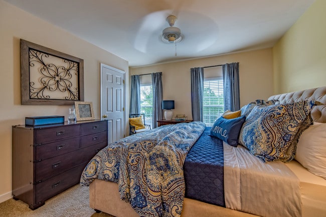 Building Photo - The Estates at Horsepen