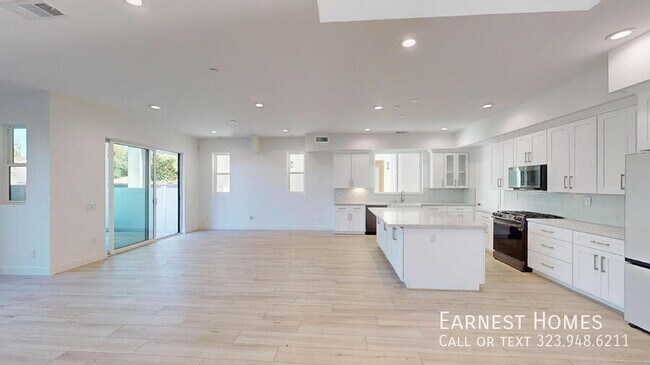 Foto del edificio - 8444 Camelia Ct