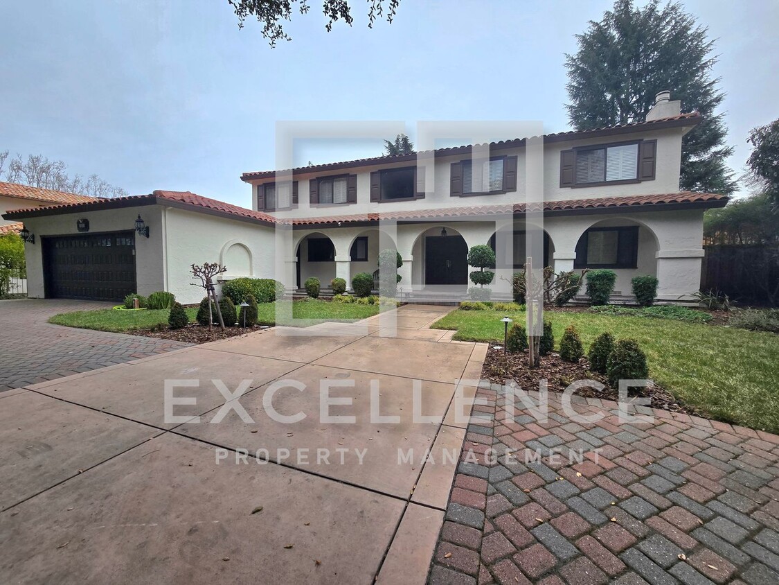 Foto principal - 4/2.5 + Office, 3136SF on .36 Acres - Pool...