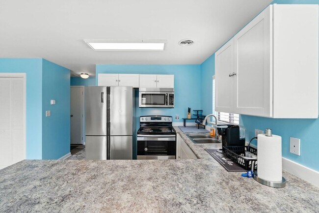 Foto del edificio - Fully furnished condo minutes from the beach!