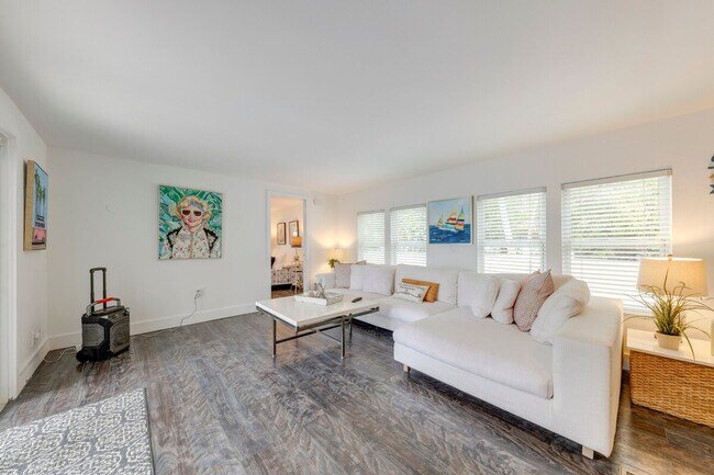 Building Photo - 394 Burton Dr