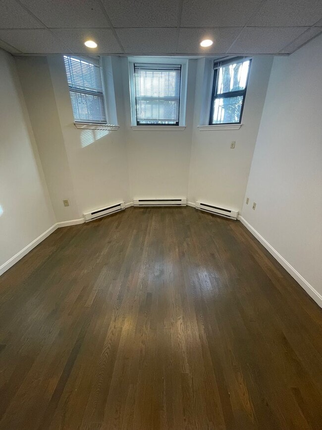 Building Photo - Avl NOW - Spacious garden level Fenway 2BR