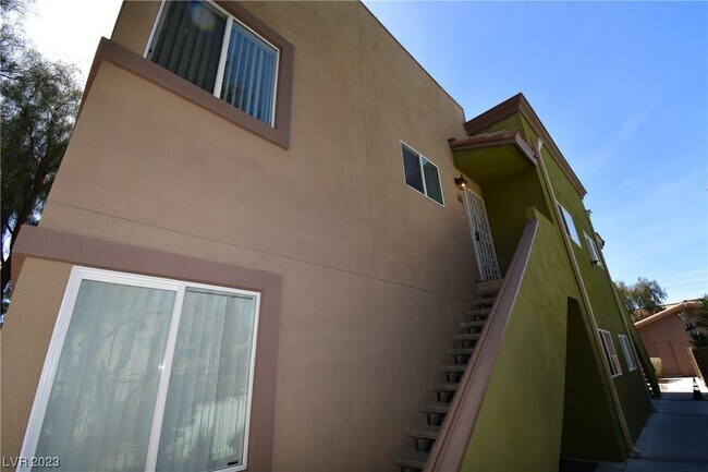 Foto del edificio - 1824 N Decatur Blvd