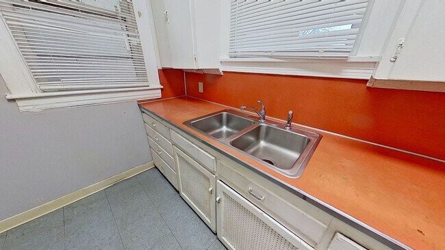 Building Photo - Spacious 3-Bedroom Second-Floor Apartment