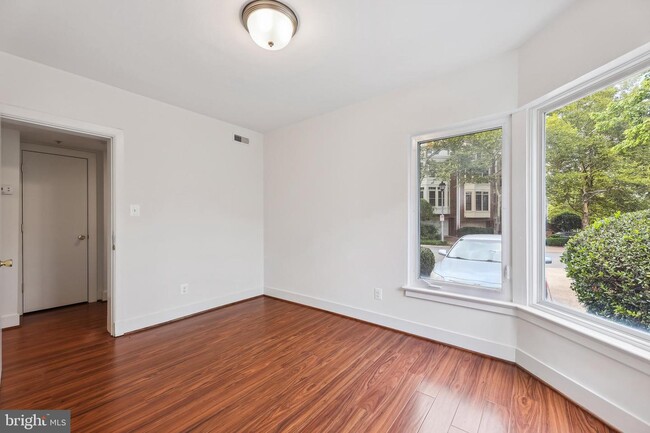 Building Photo - 1537 N Colonial Terrace