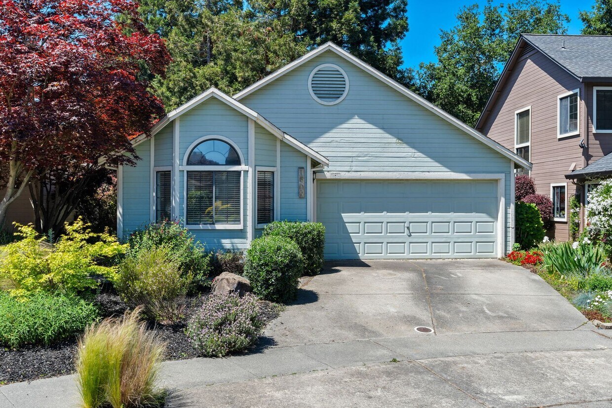 Primary Photo - 3 bed 2 bath single level home available f...