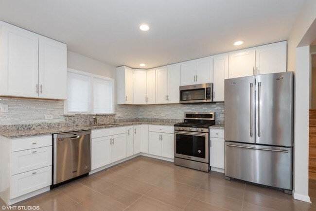 Building Photo - 3 bedroom in Skokie IL 60076