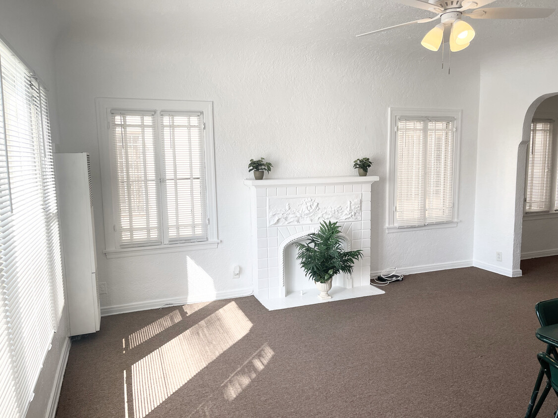 Foto principal - 2826 S Bronson Ave