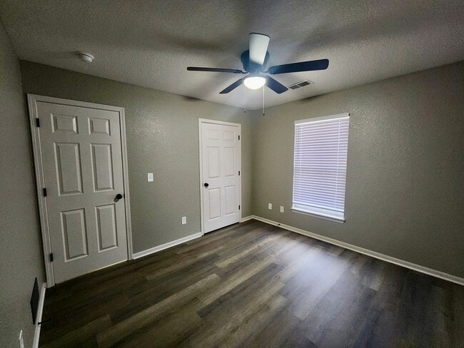 Building Photo - 2 Bedroom, 2 Bath, 1 car Garage