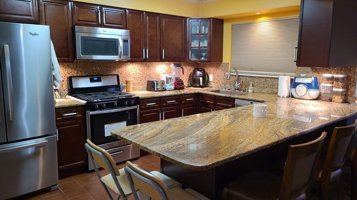 580 Sanderling Ct, Secaucus, NJ 07094 Condo for Rent in Secaucus, NJ