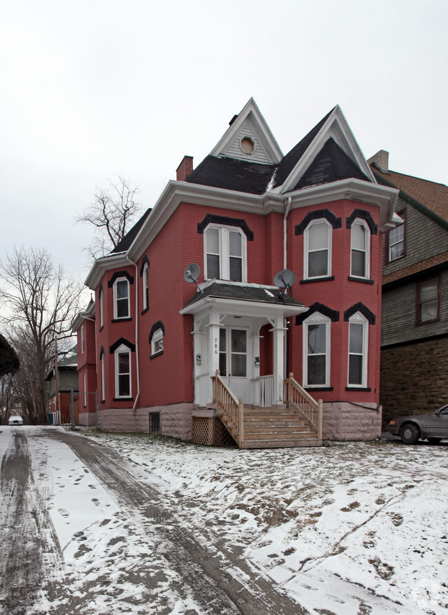 Building Photo - 706 W Main St