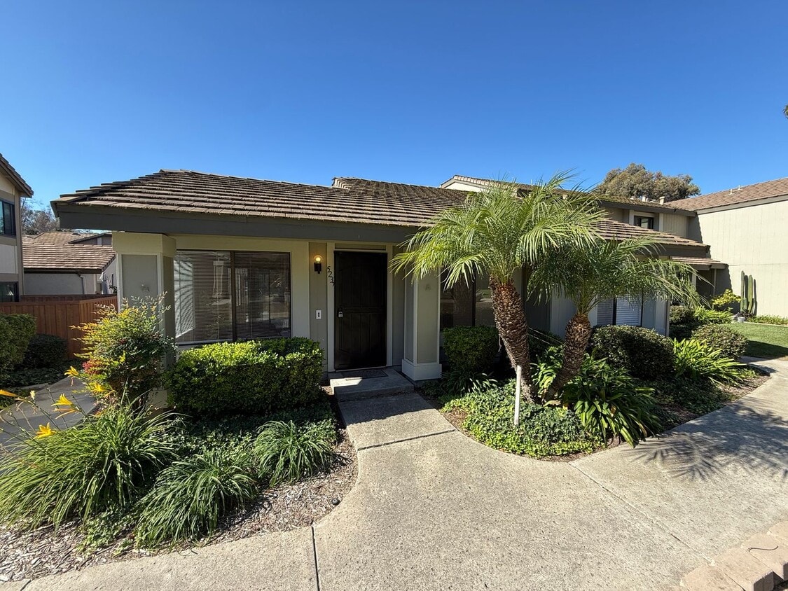 Primary Photo - Remodeled 2-Bedroom Townhome in Tierrasant...