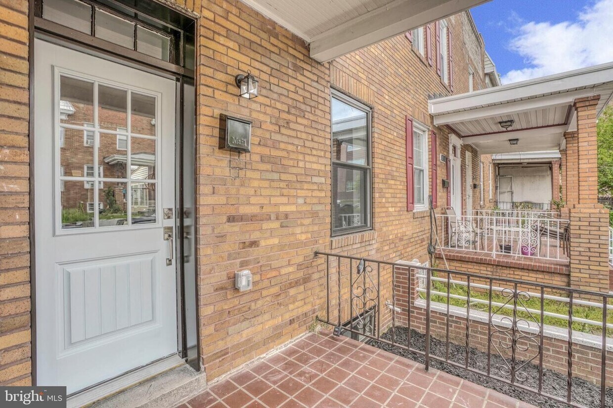 Primary Photo - 631 Savage St