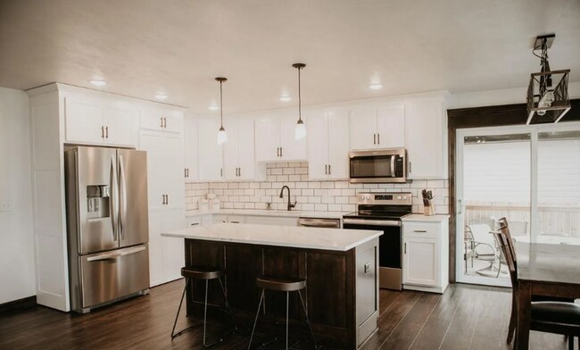 Building Photo - Discover Your Dream Home: Inviting Open Fl...