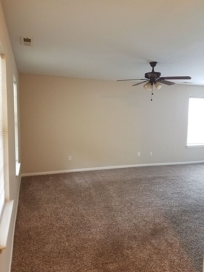 Foto del edificio - Beautiful 3 Bedroom in Quiet Neighborhood