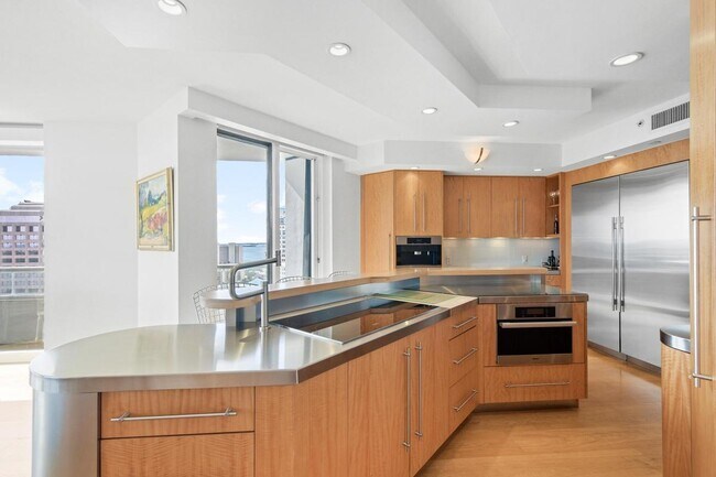 Building Photo - 525 S Flagler Dr