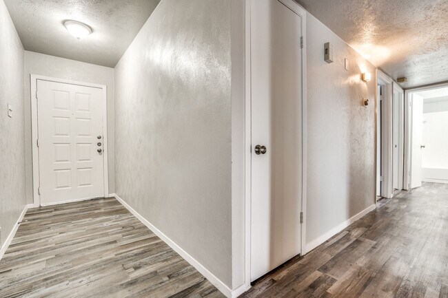 Building Photo - Stylishly Updated Home with Spacious Livin...