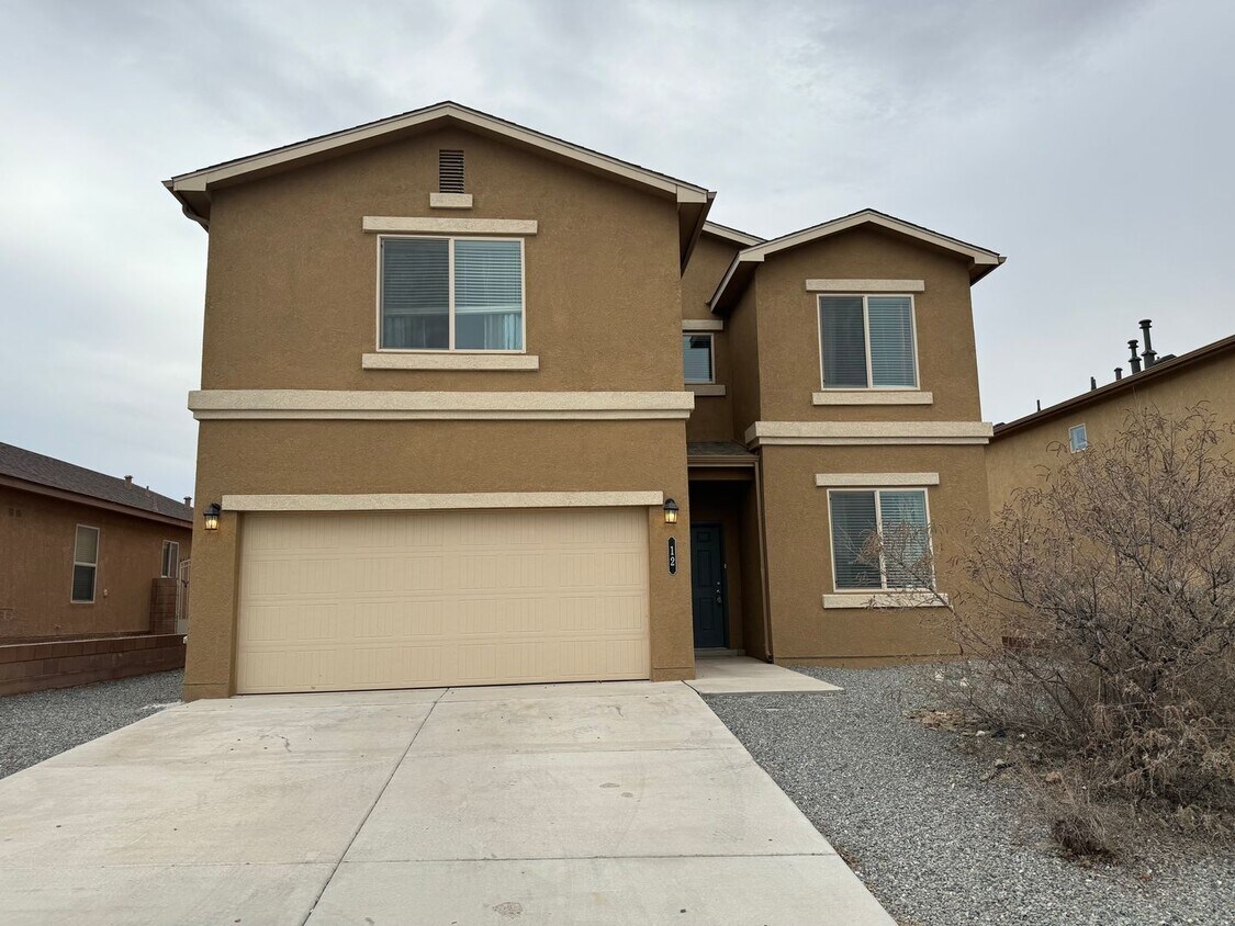 Foto principal - 4 bed home available now!