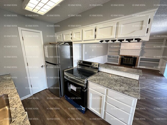 Building Photo - Nice 3 bed 2 bath Townhouse in Blue Springs!