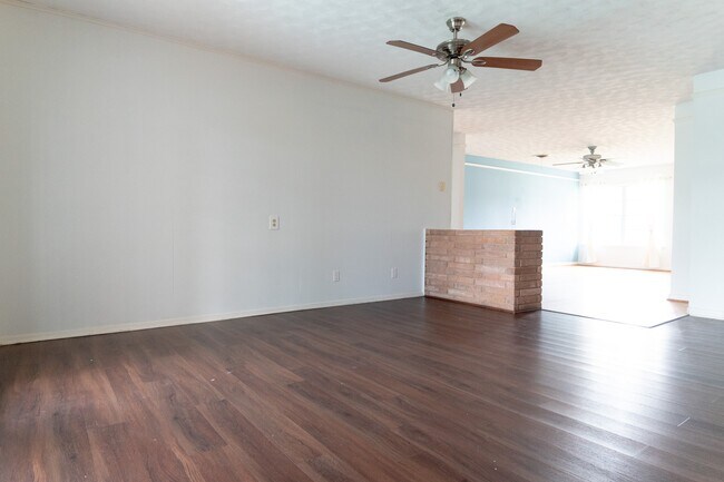 Building Photo - 10907 Doud St