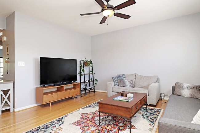 Building Photo - Spring Creek Living! Pet-Friendly Townhome