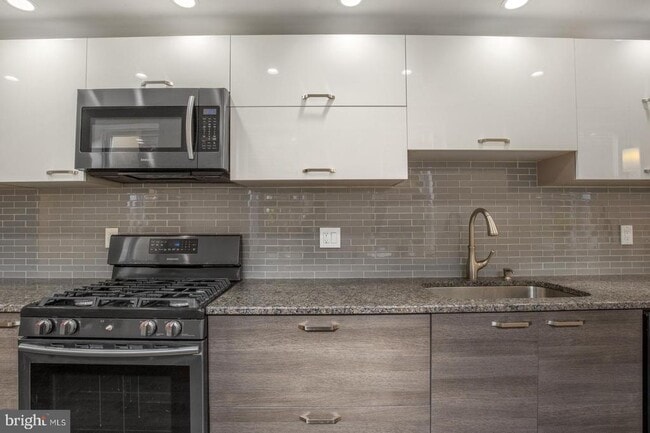 Building Photo - 1937 E Sergeant St