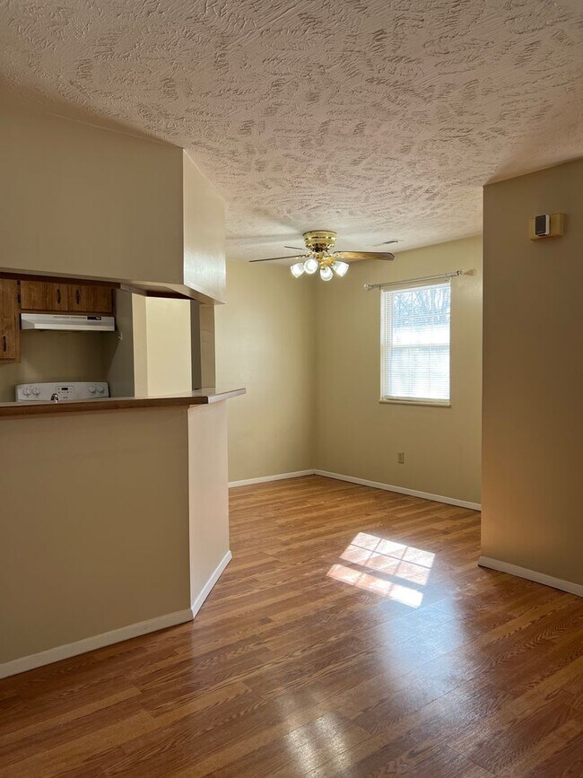 Building Photo - 2 Bedroom, 2 Bath Broadview Heights