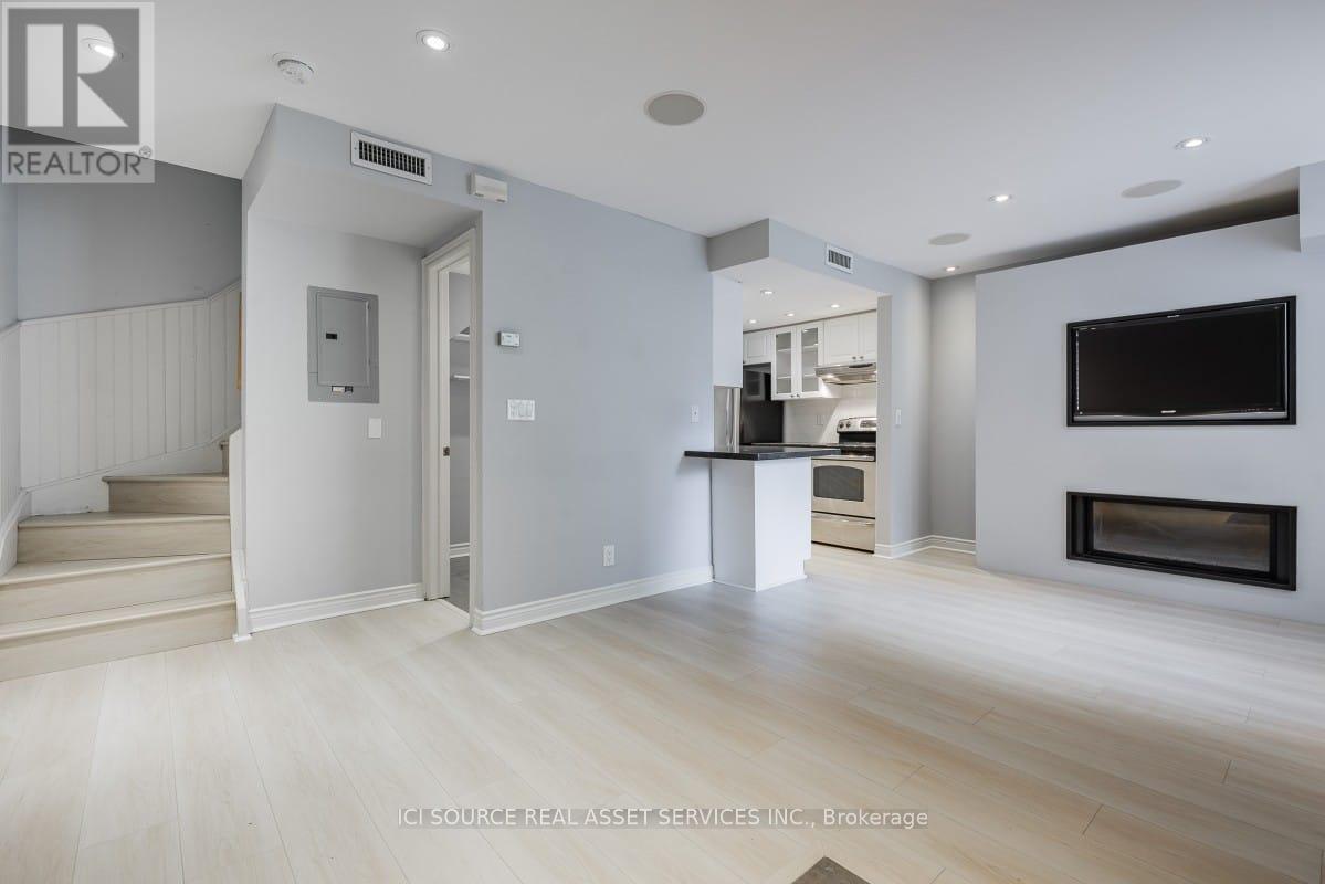 Photo principale - 108-108 Redpath Ave