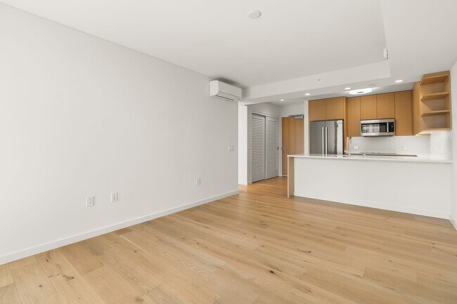 Foto del edificio - Beautiful 1-bedroom / 1-bathroom at Sky Al...