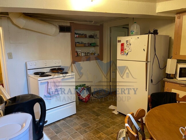 Building Photo - Basement Apartment Near Campus