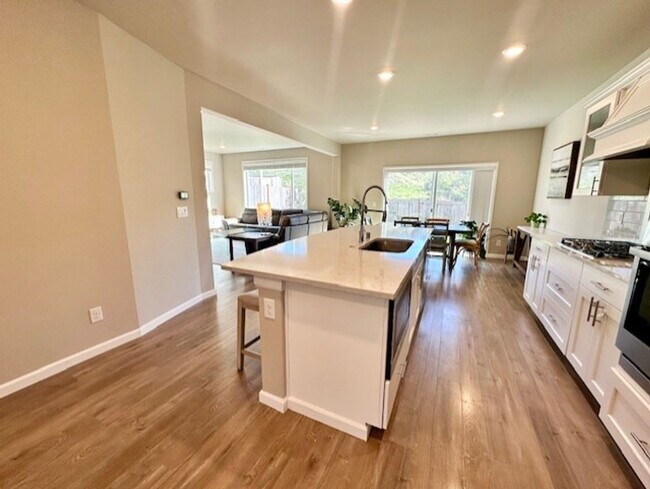 Building Photo - 4 bd + Bonus room - Renton New Build