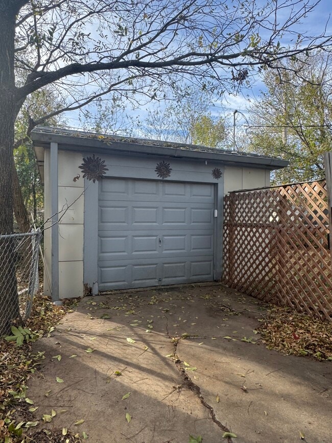 Building Photo - 2119 W Sherwood Ave