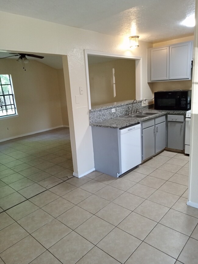 Building Photo - 9846 Gillman St