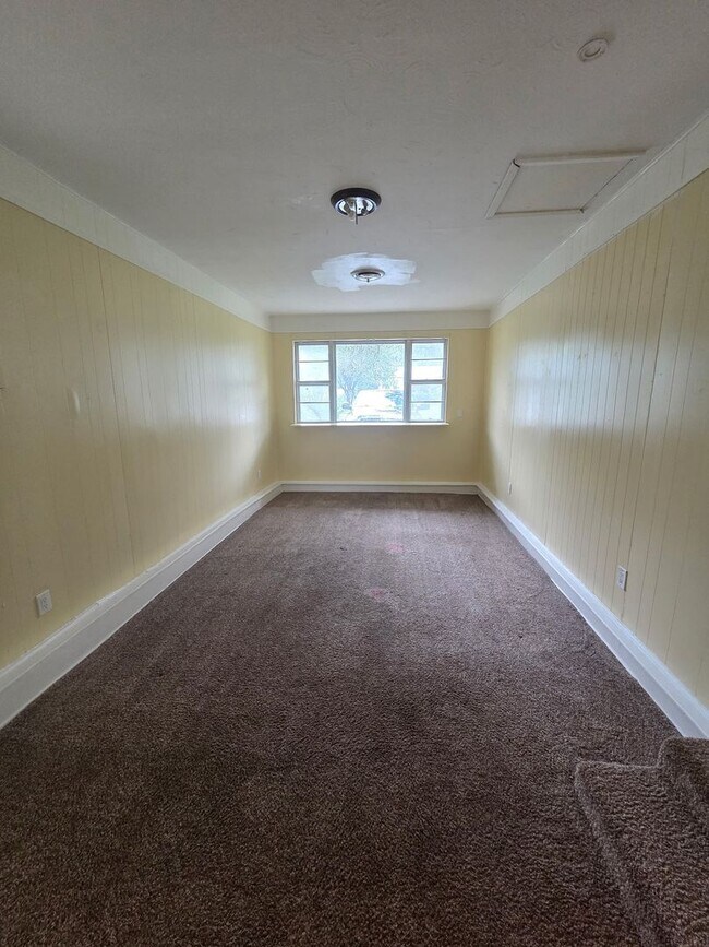 Foto del edificio - 4 bedroom 1.5 bathroom house!  HOUSING ACC...