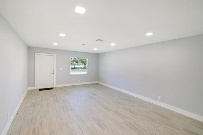 Foto del edificio - 9126 Roan Ln