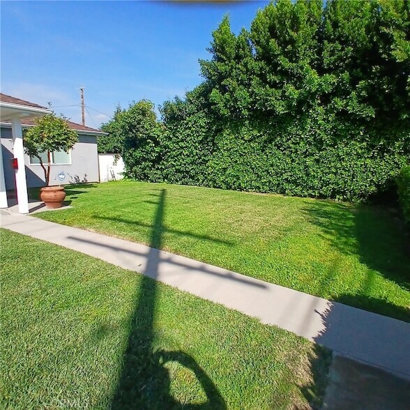 Foto del edificio - 16043 San Fernando Mission Blvd