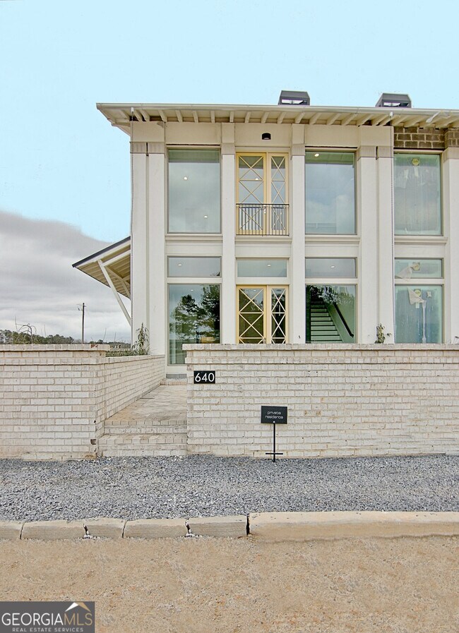 Building Photo - 640 Heatherden Ave