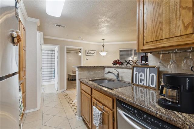 Building Photo - 2300 Bamboo Dr